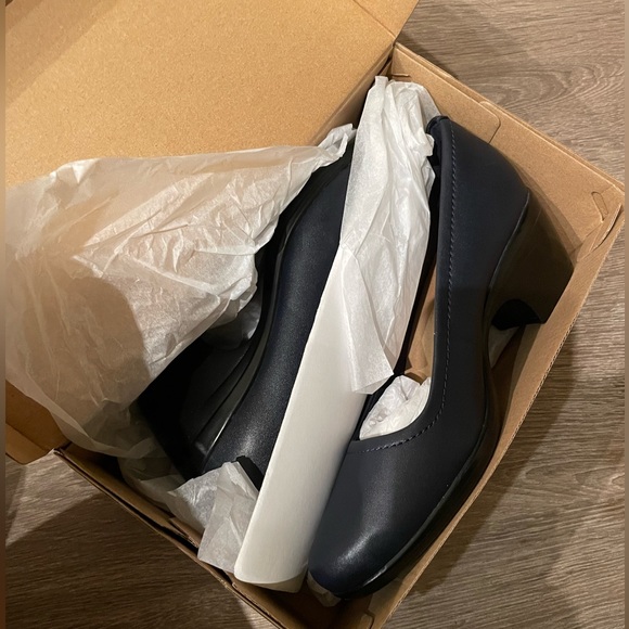 SOLE TO SOUL FOOTWEAR - CLARKS WOMENS EMILY BELLE PUMPS - Picture 1 of 7